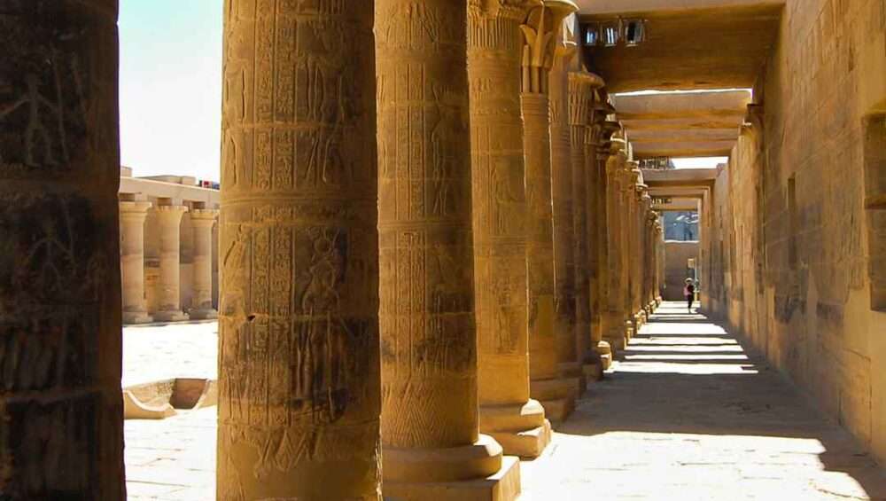 Aswan to Luxor cruise, best way to travel from Aswan to Luxor, luxury Nile cruise Aswan to Luxor, best time to take a Nile cruise from Aswan to Luxor.